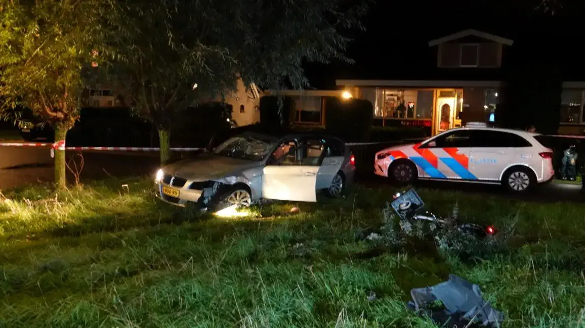 Auto botst tegen boom en schampt fietser op de herenweg in oudorp alkmaar