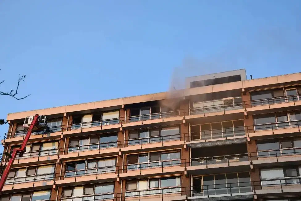 Grote brand op bovenste etage in flat Alkmaar meerdere woningen ontruimed